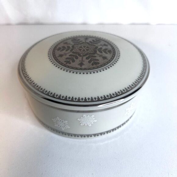 Mikasa Fine China White Christmas Covered Candy Trinket Dish L3242 Snowflake - Picture 9 of 9